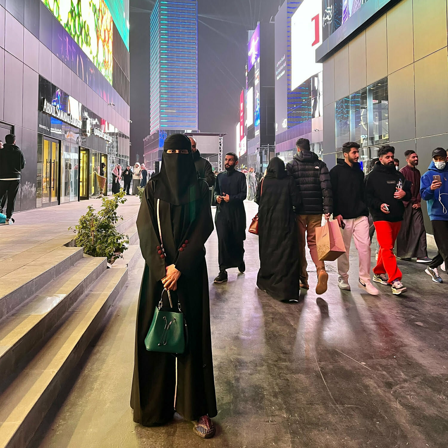 One of the First Saudi Women Working at Oivan Oivan